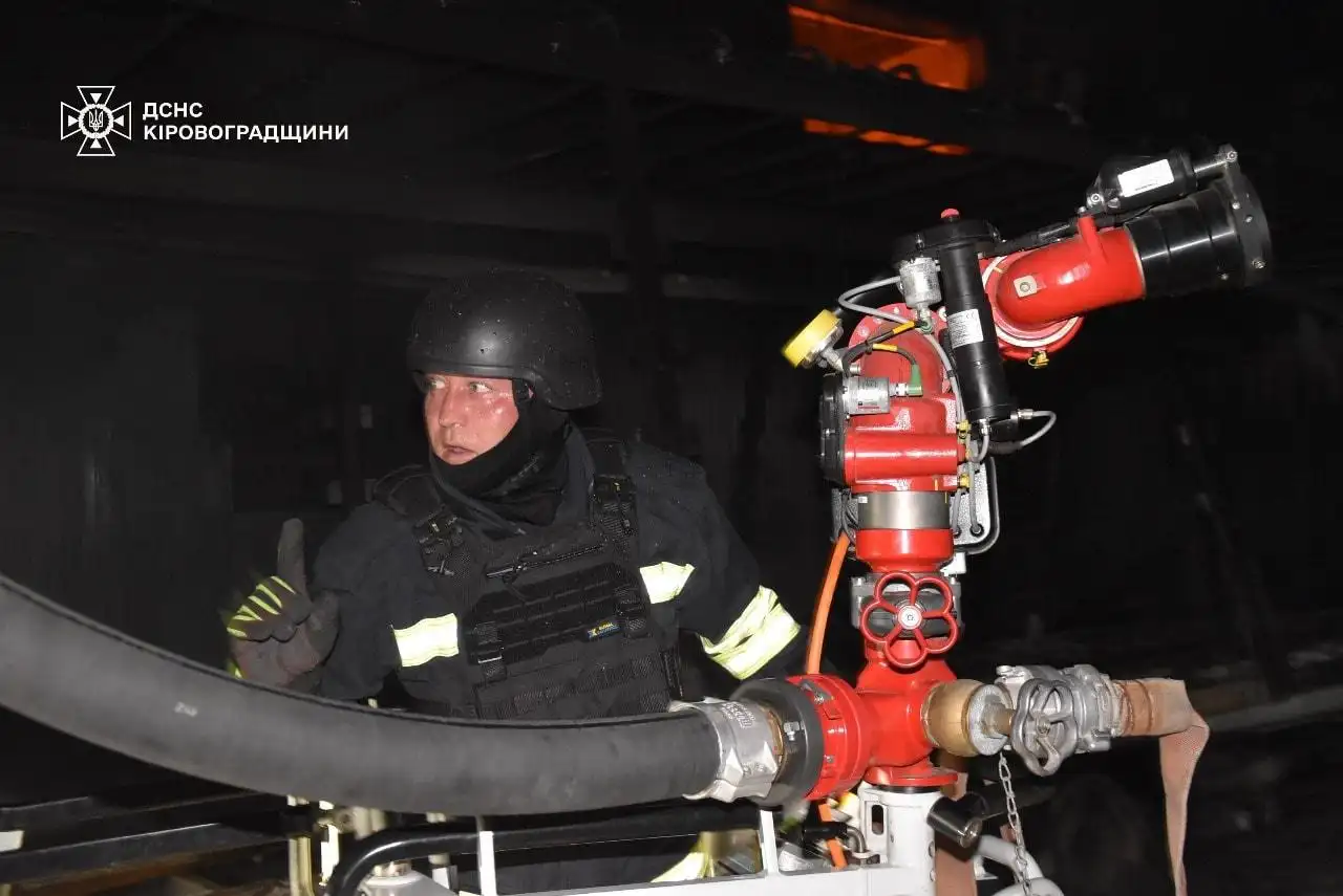 Російська атака на Кропивницький: рятувальники працюють на місці