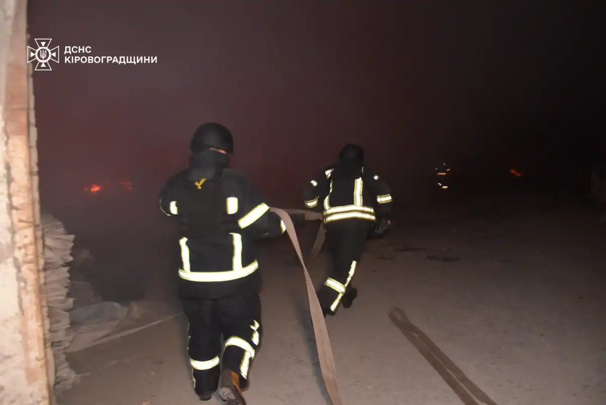 Нічна атака на Кропивницький – згоріли склади, офіси та автомобілі