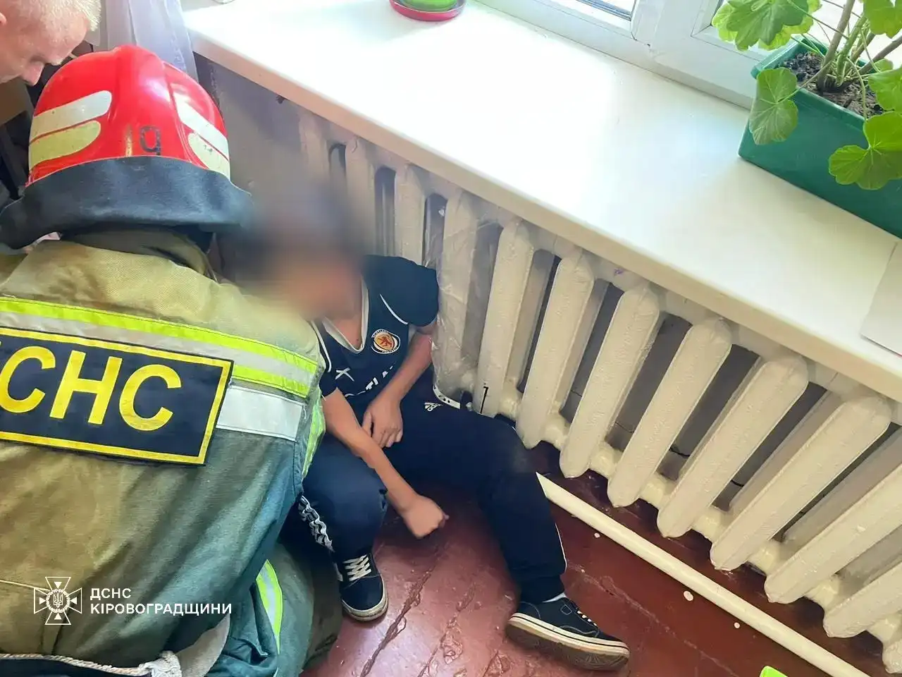 У школі на Кіровоградщині хлопчик застряг рукою в батареї — на допомогу викликали рятувальників