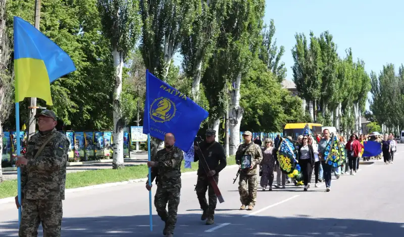 На Кіровоградщині попрощалися з капітаном танкового батальйону Василем Сідненком