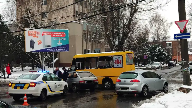 У Кропивницькому на перехресті зіткнулися Citroen та маршрутка