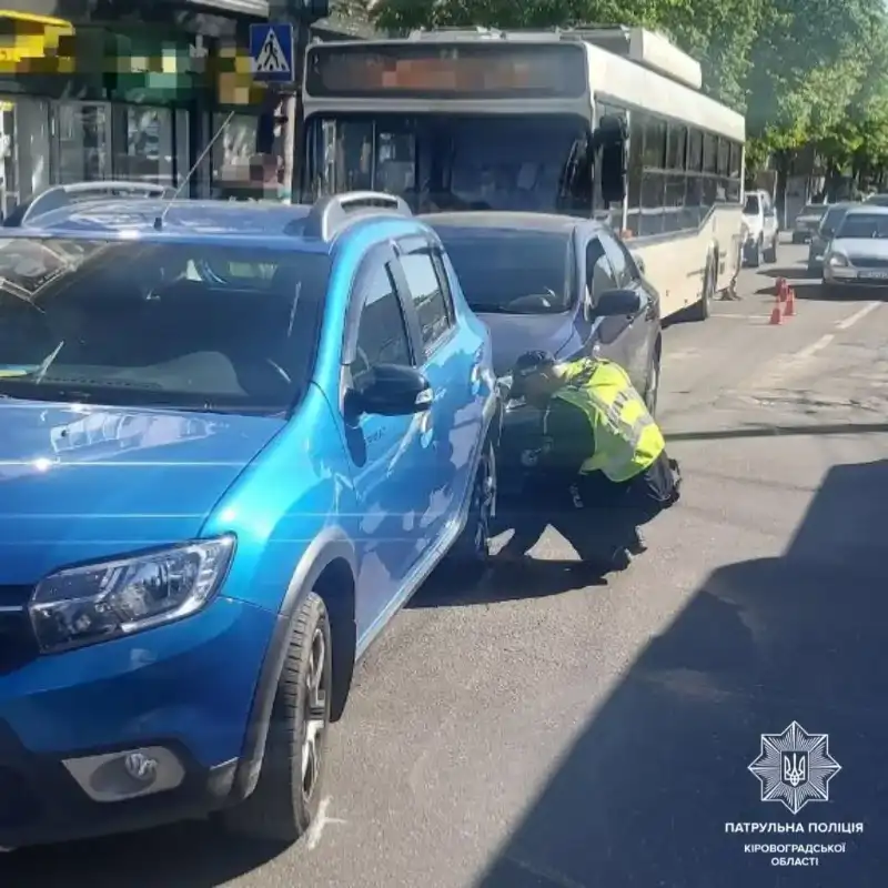 У Кропивницькому тролейбус спричинив ДТП у центрі міста