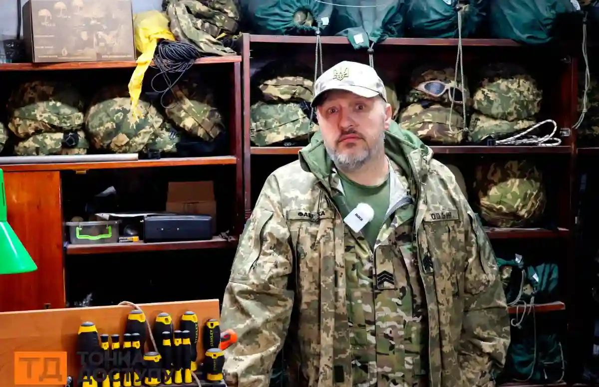 «Серце й язик лишились неушкодженими»: ветеран з Кіровоградщини навчає дітей, шиє ноші для фронту й вірить у перемогу