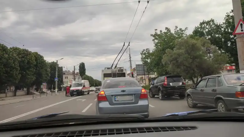 У Кропивницькому легковик врізався в “швидку”, яка везла тяжкого пацієнта: постраждали медики