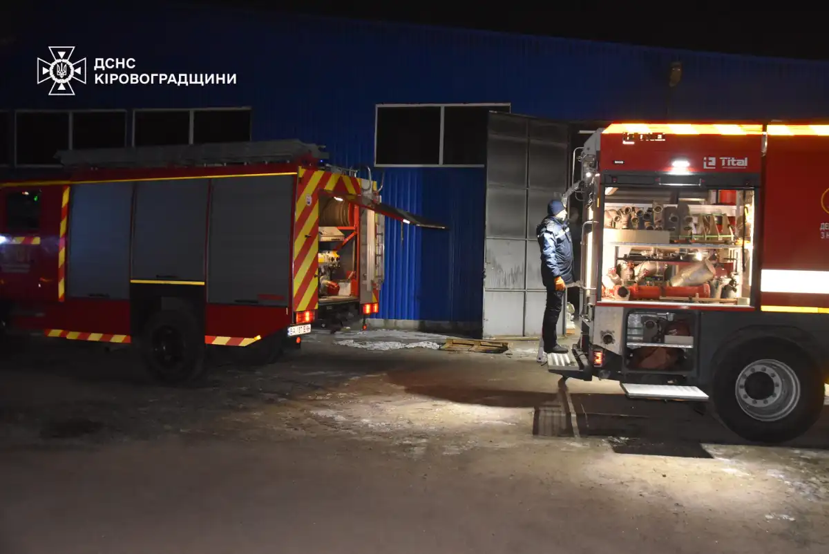 У Олександрії понад дев’ять годин гасили масштабну пожежу на складі мастил