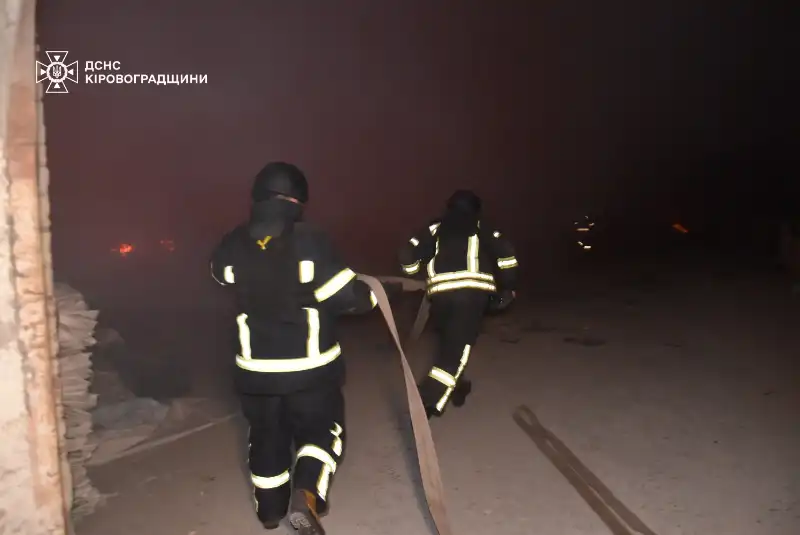 Нічна атака на Кропивницький: пошкоджено житловий будинок, згоріли офіси та автомобілі