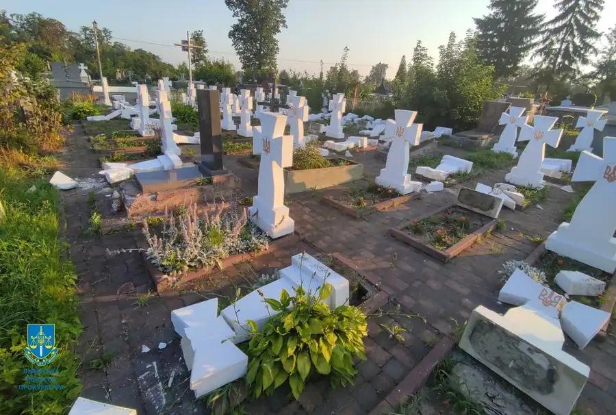 На Кіровоградщині чоловіка засудили за крадіжки з кладовищ і проникнення в будинок