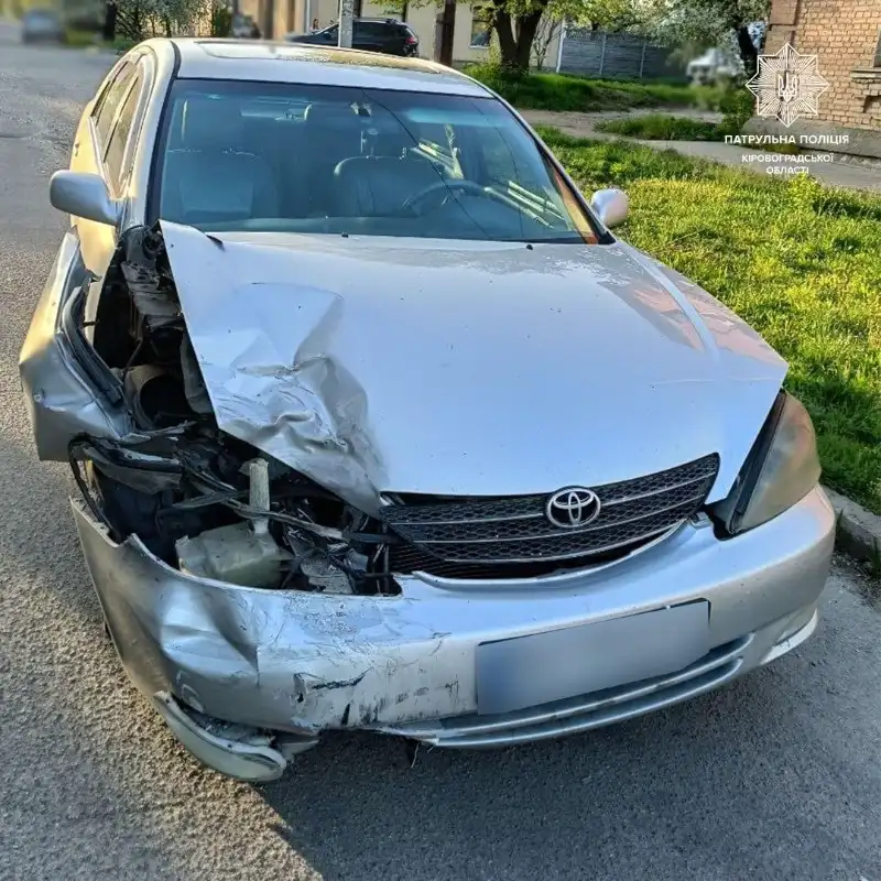 У Кропивницькому Toyota спричинила ДТП: Jeep відкинуло в електроопору
