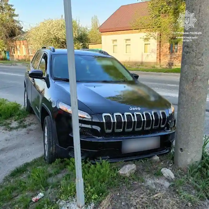 У Кропивницькому Toyota спричинила ДТП: Jeep відкинуло в електроопору