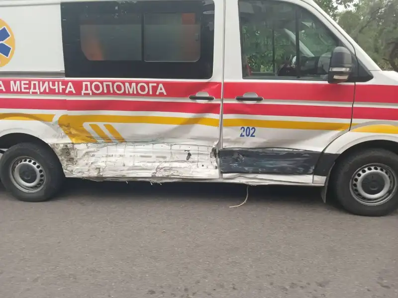 У Кропивницькому легковик врізався в “швидку”, яка везла тяжкого пацієнта: постраждали медики