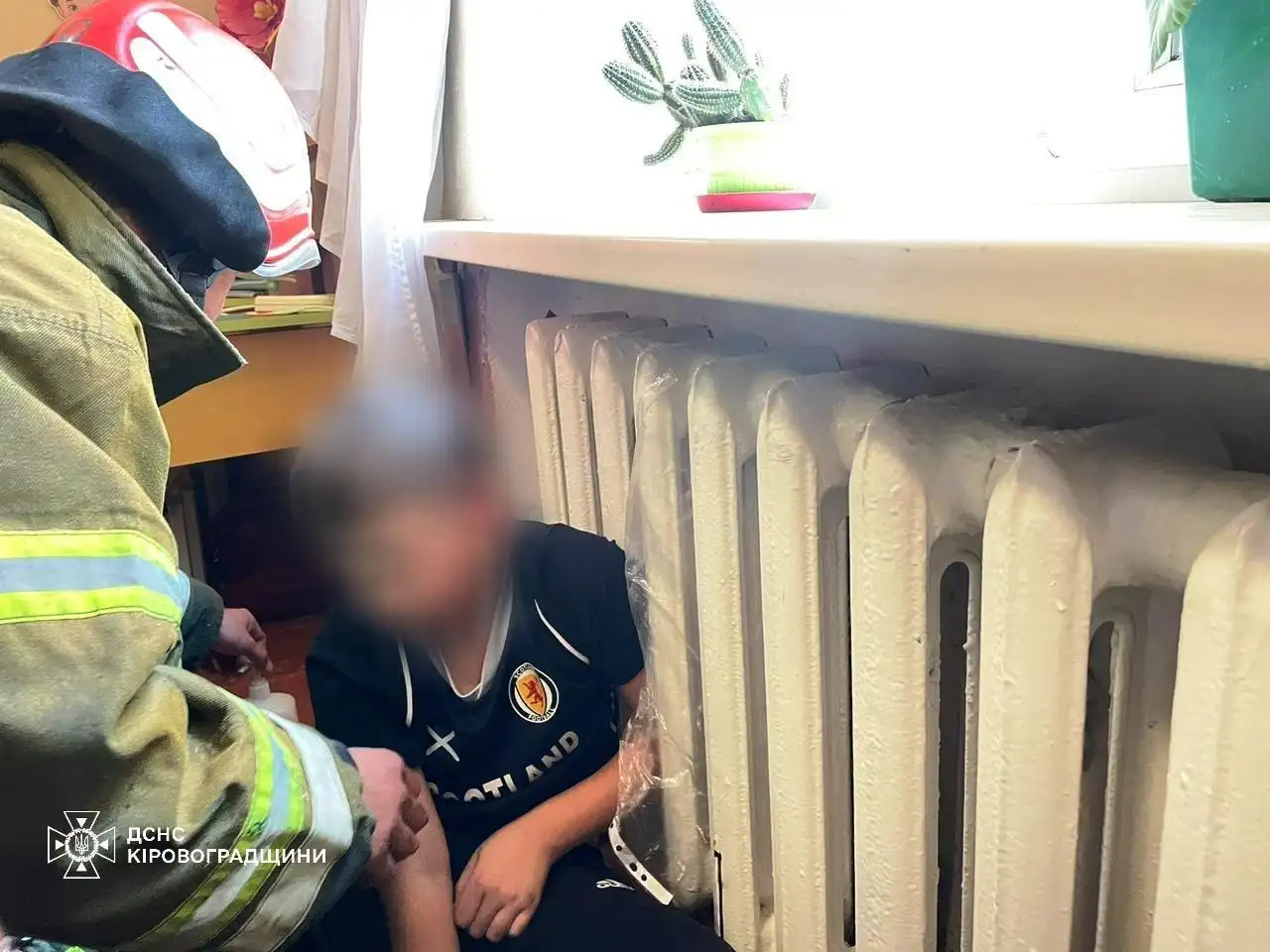 У школі на Кіровоградщині хлопчик застряг рукою в батареї — на допомогу викликали рятувальників