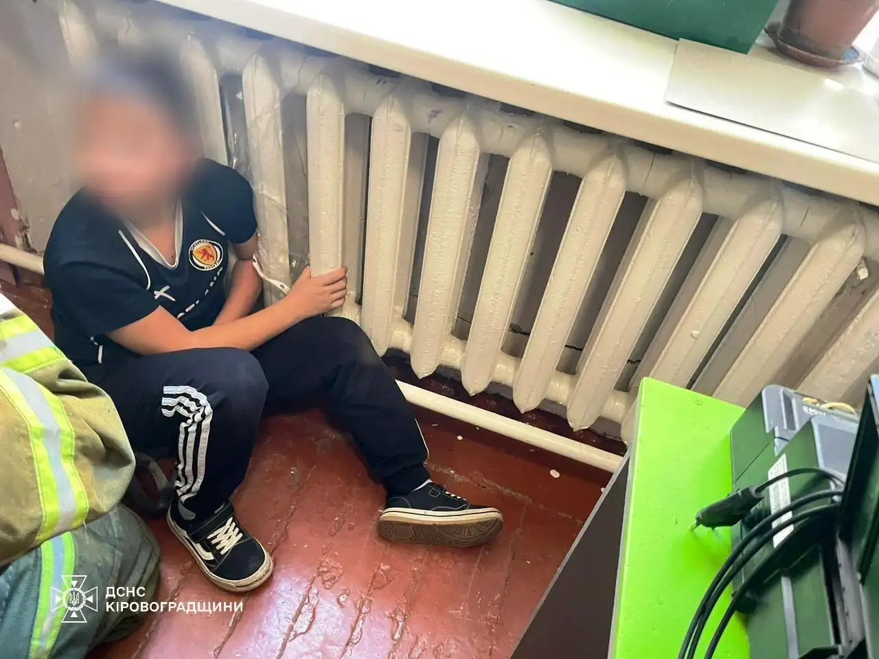 У школі на Кіровоградщині хлопчик застряг рукою в батареї — на допомогу викликали рятувальників