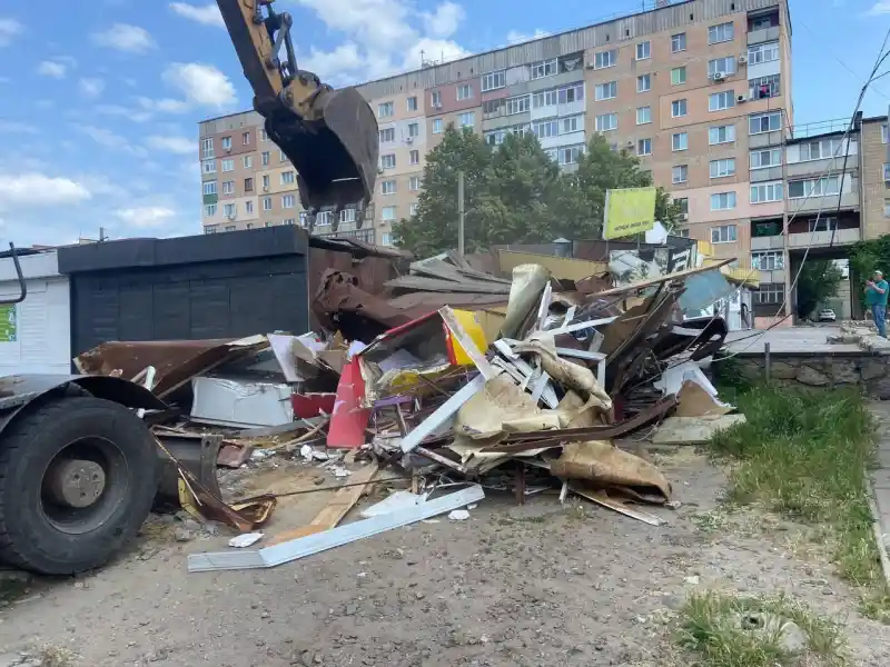 Пожежа під час демонтажу: на закинутому ринку в Олександрії зайнялися металеві кіоски