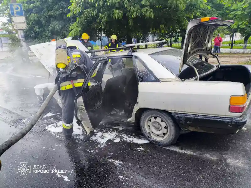 У Світловодську згорів легковик — рятувальники швидко приборкали полум’я
