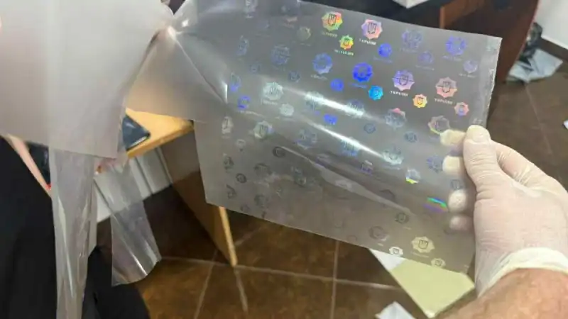 На Кіровоградщині викрили підпільний центр із виготовлення фальшивих документів