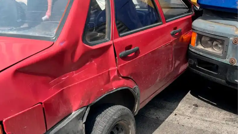 У центрі Кропивницького легковик не пропустив вантажівку: обійшлося без постраждалих