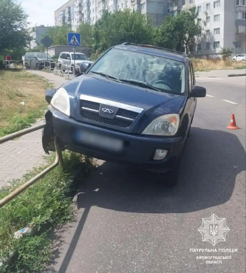 Не впоралася з керуванням: у Кропивницькому автівка влетіла в паркан