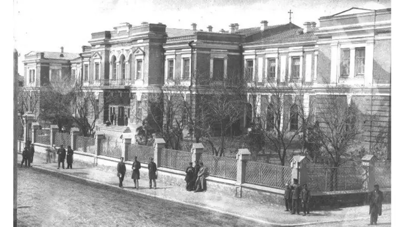 Ракетний удар по історичній гімназії у Кропивницькому: будівля, де навчався Винниченко, постраждала у день його народження
