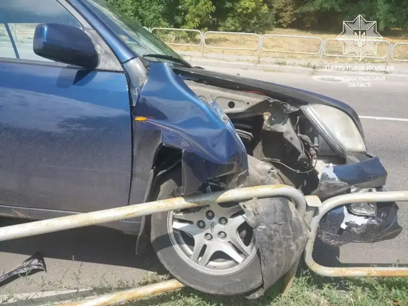 Не впоралася з керуванням: у Кропивницькому автівка влетіла в паркан