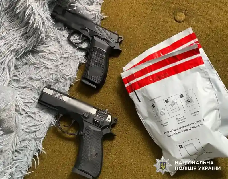 У Кропивницькому підлітки стріляли по вікнах дитсадка, а в квартирі знайшли арсенал і наркотики