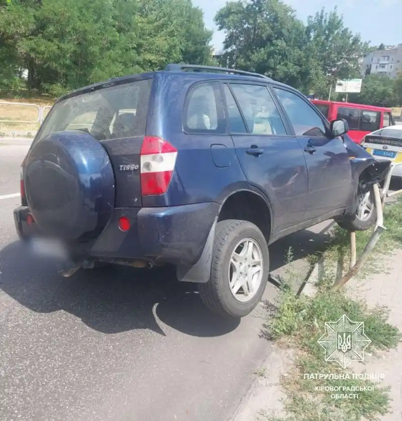 Не впоралася з керуванням: у Кропивницькому автівка влетіла в паркан