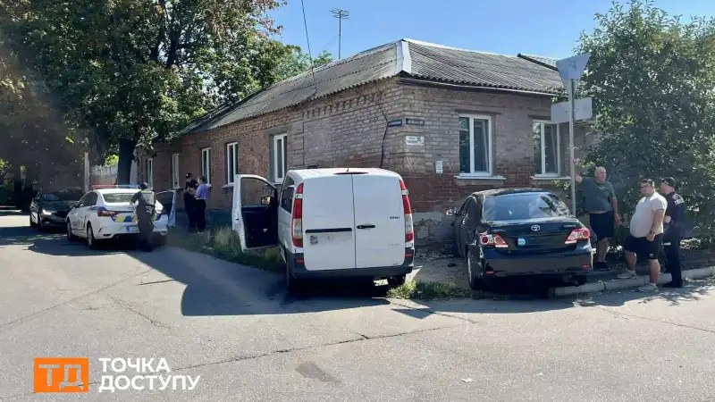 У Кропивницькому дві автівки після зіткнення влетіли в будинок