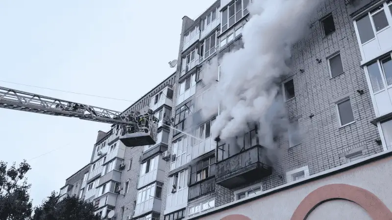 Пожежа у багатоповерхівці Кропивницького: вогонь охопив балкон квартири