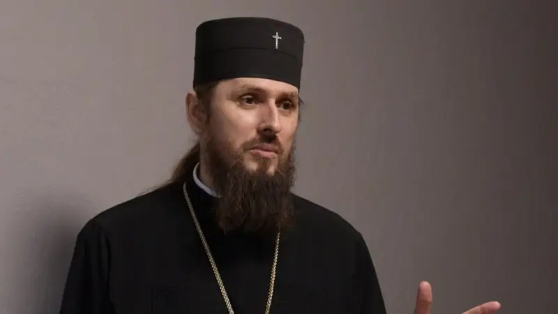 Священник із Кропивницького пояснив, чи можуть жінки відвідувати храм без хустки та у штанах