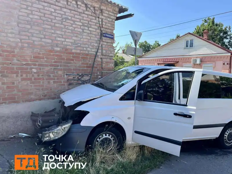 У Кропивницькому дві автівки після зіткнення влетіли в будинок